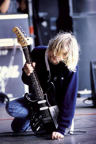 Nirvana - Kurt Cobain On Knee